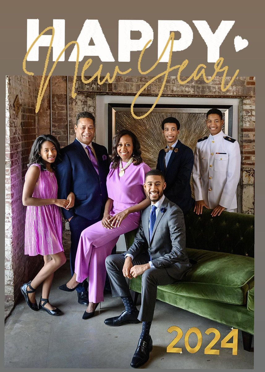 MicMcKiss's tweet photo. From my family to yours… wishing you all the best in the new year and beyond! https://t.co/cabzpivFIZ