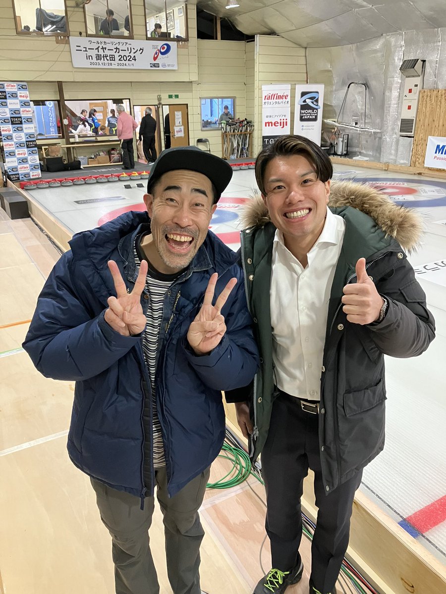 hamatsutomoaki's tweet photo. 明けましてお目出度う御座います。2024年の年明けはカーリング観戦にて寿いでおります(≧∀≦)【ニューイヤーカーリングin御代田2024】の元日決戦を前に、解説のSC軽井沢クラブの山口剛史さんとのツーショットを撮らせて頂きました♪この後の決勝、BS朝日さんでの中継も、是非、御刮目下さいませ(^人^) https://t.co/QegsklyDpK