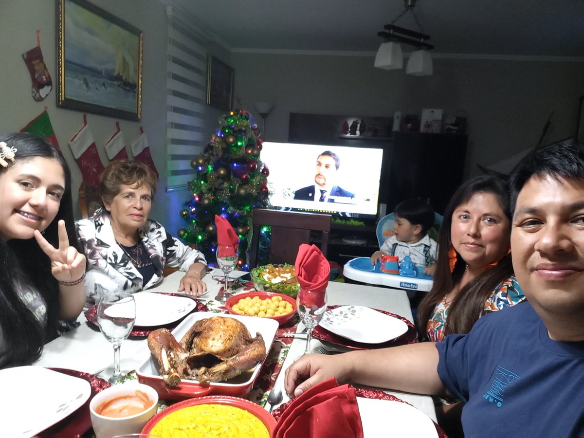 pauliHaNeul's tweet photo. #anonuevomega terminando de cenar en familia con amor... https://t.co/BY39zk9OAy