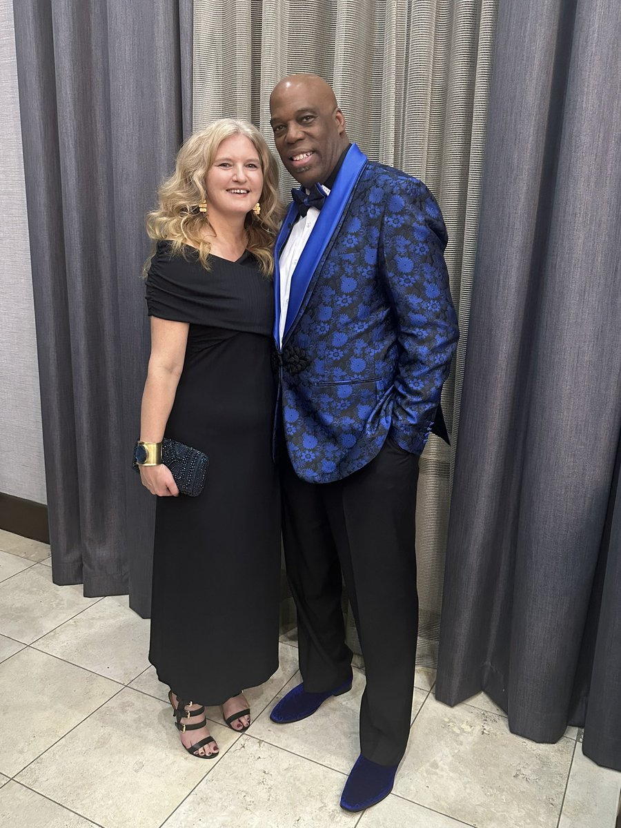 podaniel31's tweet photo. My beautiful wife Heather and I all dressed up for New Year’s Eve! #LoveMyWife ❤️ #NewYearsEve 🎉 https://t.co/6lCRpmpBic