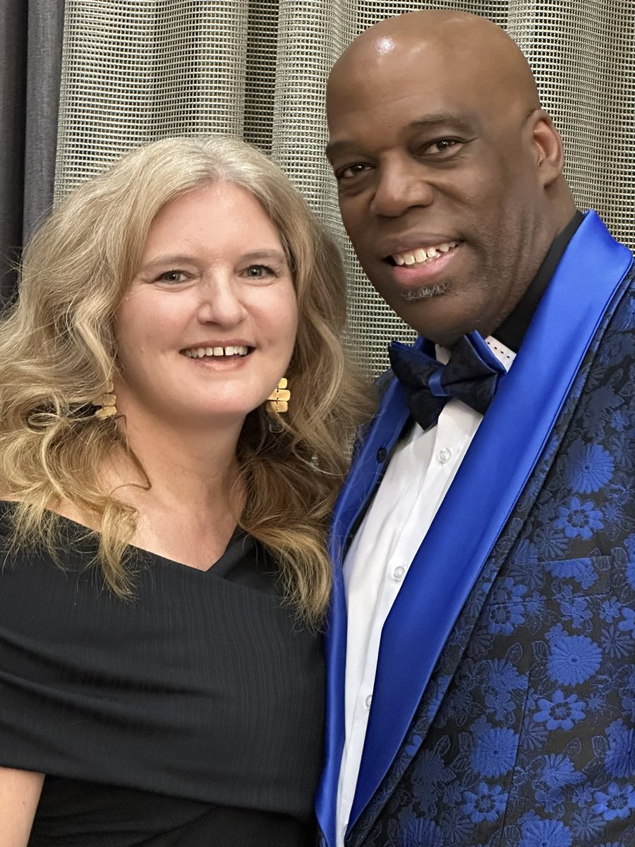 podaniel31's tweet photo. My beautiful wife Heather and I all dressed up for New Year’s Eve! #LoveMyWife ❤️ #NewYearsEve 🎉 https://t.co/6lCRpmpBic