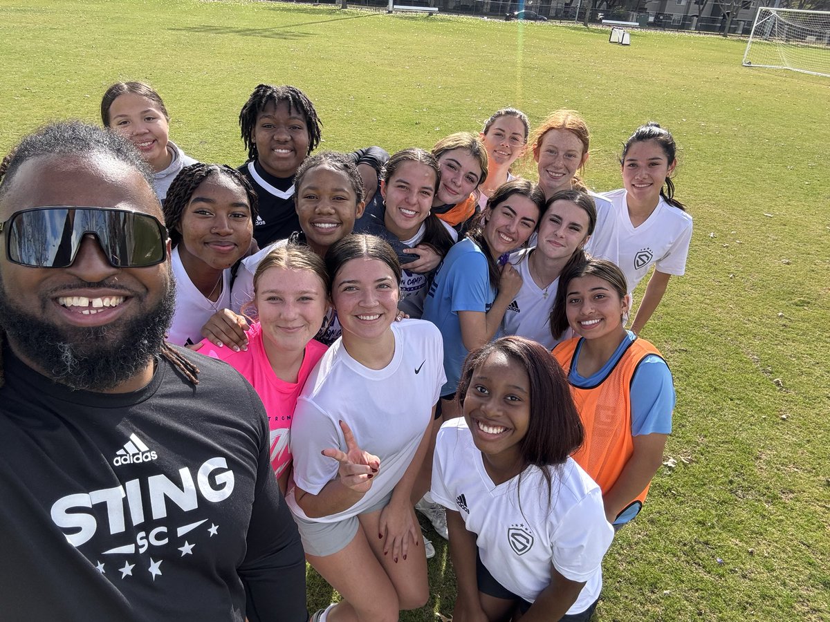stingblk06ghart's tweet photo. Closed out 2023 with a great session in preparation for ECNL RL Florida! The music was going, the energy was great, and the ball was moving!!! Great things in store as we continue to chase greatness!!! #123123 #StingThing https://t.co/ZJjCXVPJRL