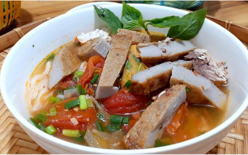 Bún chả cá Nha Trang với cá thu .
300g cá thu
200g chả cá Nha Trang
Hành tím
Tỏi
Hành lá
Gừng
Cà chua
Thơm
Bắp cải
Rau thơm
Giá
Bún
Xà lách
Gia vị: Rượu trắng, ớt bột, muối, tiêu, bột ngọt, hạt nêm, nước mắm, dầu ăn.