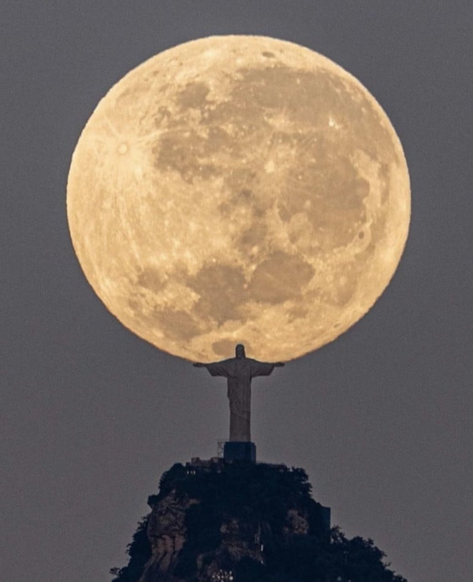 Happy New Year, world!! 🙏🏼🙏🏼 for a wonderful 2024 🥳🙏🏼 (I know that’s the moon… and it’s not my photo - but it’s amazing!)