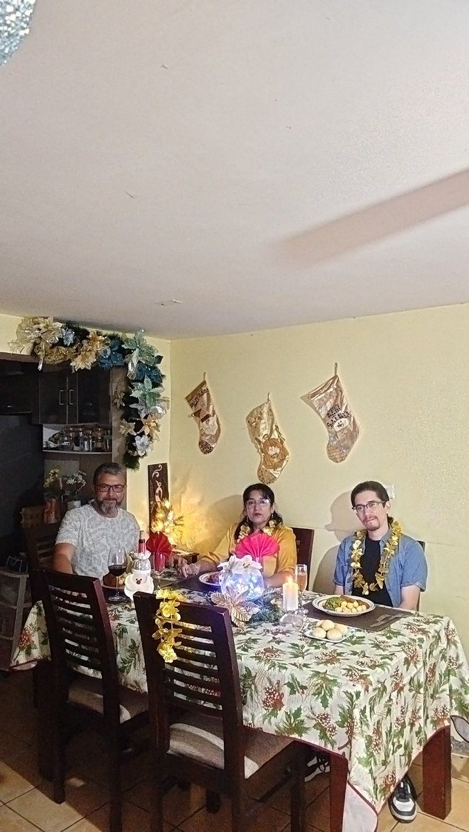 JEVIQQ's tweet photo. #añonuevomega
Saludos a todos desde #Antofagasta, por un nuevo 2024, de existo y seguir avanzando.
A mis otros hijos Ayline, y Misael.
Acá junto a nuestro hijo mayor Josué https://t.co/SnMCijOtja