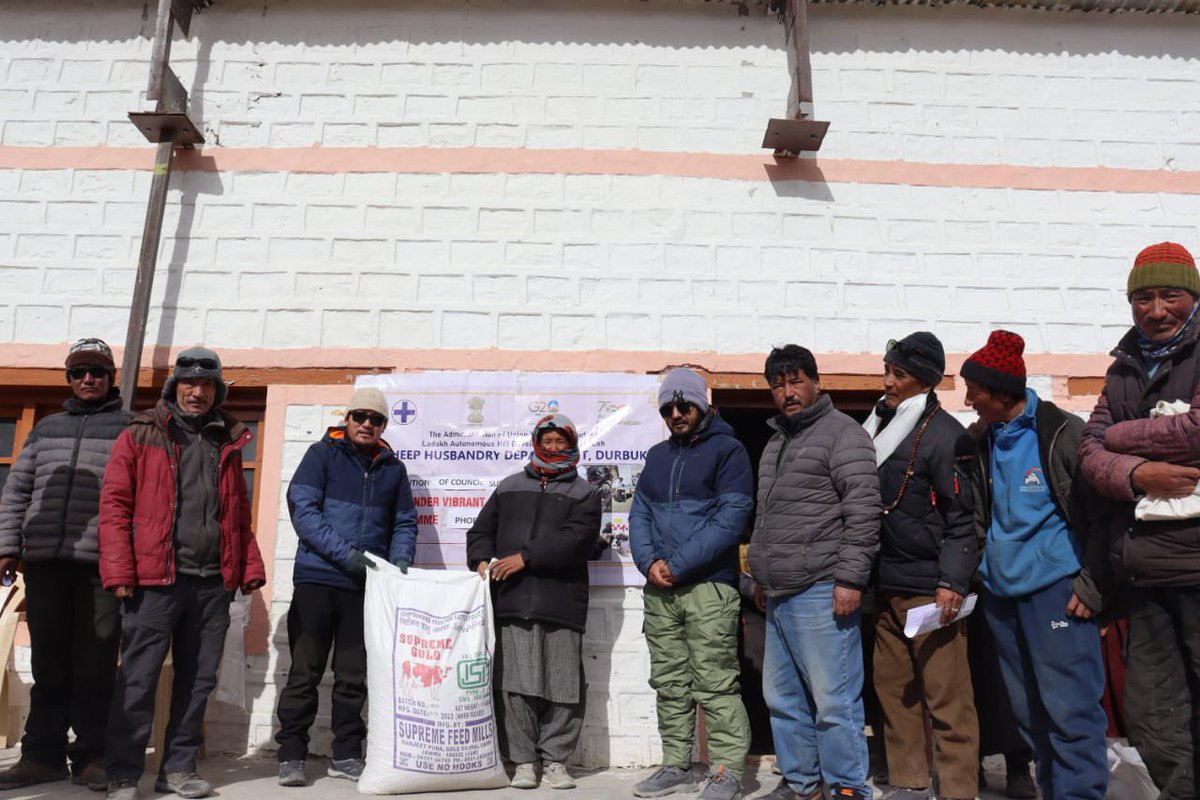kstanzinladakh's tweet image. #ConstituencyUpdate: 
Distributed @LAHDC_LEH’s subsidised component pelleted feed through the Sheep &amp;amp; Animal Husbandry Department to the dedicated sheep/goat and animal herders of #MaanPangongB and #MaanPangongA in the presence of Block Officer SHD Durbuk Dr Rauful, Sarpanch