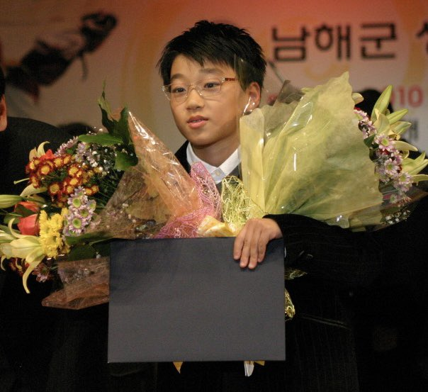 global_choisan's tweet photo. San, when he was 12 years old, participated in the singing competition "4th Namhae Lifestyle Sports Festival" representing soccer class players!

cr.: alwaysan_710

 #산 #최산 #에이티즈 #SAN #CHOISAN #ATEEZ https://t.co/4j8MQ5gLqJ