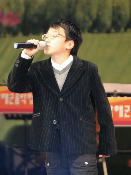 global_choisan's tweet photo. San, when he was 12 years old, participated in the singing competition "4th Namhae Lifestyle Sports Festival" representing soccer class players!

cr.: alwaysan_710

 #산 #최산 #에이티즈 #SAN #CHOISAN #ATEEZ https://t.co/4j8MQ5gLqJ