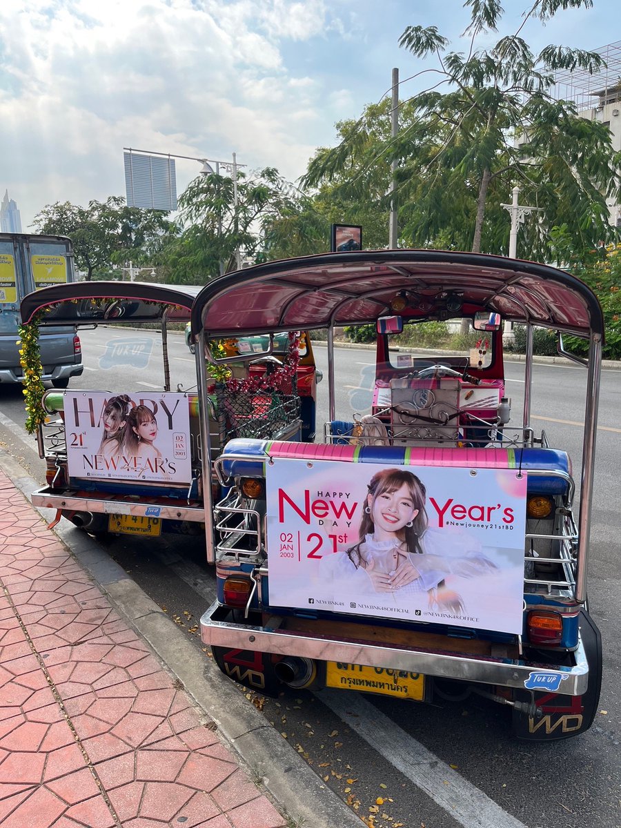 ChanyaQRRATHFC's tweet photo. 𝗡𝗘𝗪 𝐁𝐈𝐑𝐓𝐇𝐃𝐀𝐘 𝐏𝐑𝐎𝐉𝐄𝐂𝐓 𝟮𝟬𝟮𝟰   #Newjouney21stBD

รถตุ๊กตุ๊กโปรเจควันเกิดน้องนิว เริ่มวิ่งแล้วนะคะเจอที่ไหนแวะถ่ายรูปมาโชว์กันได้นะ 

📅 : 1-7  มกราคม  2567  
📍   : MBK จำนวน 2 คัน

ปล . ขอบคุณเพจ @tuk_up ด้วยนะคะ
.
#NEWQRRA
#ChanyaQRRA
#NewBNK48 
#BNK48 #QRRA https://t.co/RvZdoNdchW