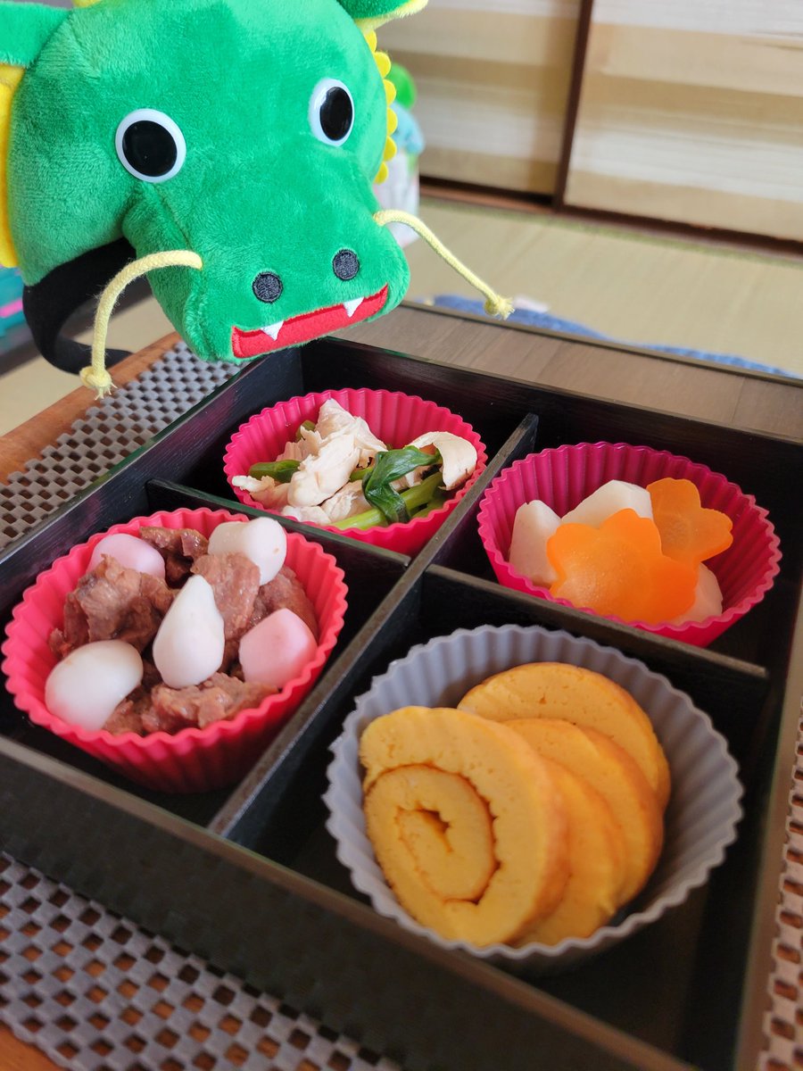 昨日まで仕事で、明日から仕事なんだけど。

今日は朝からこたぽん用のおせち作りました!

めちゃくちゃ楽しかった!

#柴犬 #黒柴