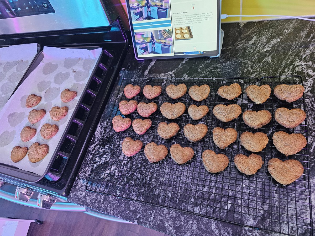 I baked cookies live and wrote the name of chat 💕 https://t.co/45SuFGavZt