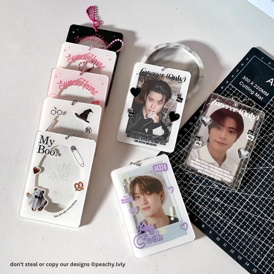 peachy_lvly's tweet photo. Rt’s and likes are appreciated 

[ Open Pre-Order ] Acrylic Photocard Holder by peachy.lvly

🗓️: 1-5 Jan 2024
💰 57k-62k (in idr)

♡ Size: 7cm x 10cm x 5mm
♡ Fit inner sleeve
♡ Price inc all  (Ballchain, packaging, admin)

PO thru 🍊
📍jatim, ina

details,TNC, &amp; 🔗🍊 on rep 👇🏼 https://t.co/U77EITazFC