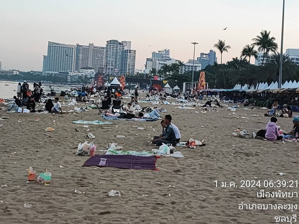 fm91trafficpro's tweet photo. นทท.เคานต์​ดาวน์​ยันสว่าง​ริมชายหาดพัทยา​ จนท.เร่งเก็บขยะที่ถูกทิ้งเต็ม​ชายหาด

ภาพ สายตรงนายกเมืองพัทยา https://t.co/U44DNQzS2S