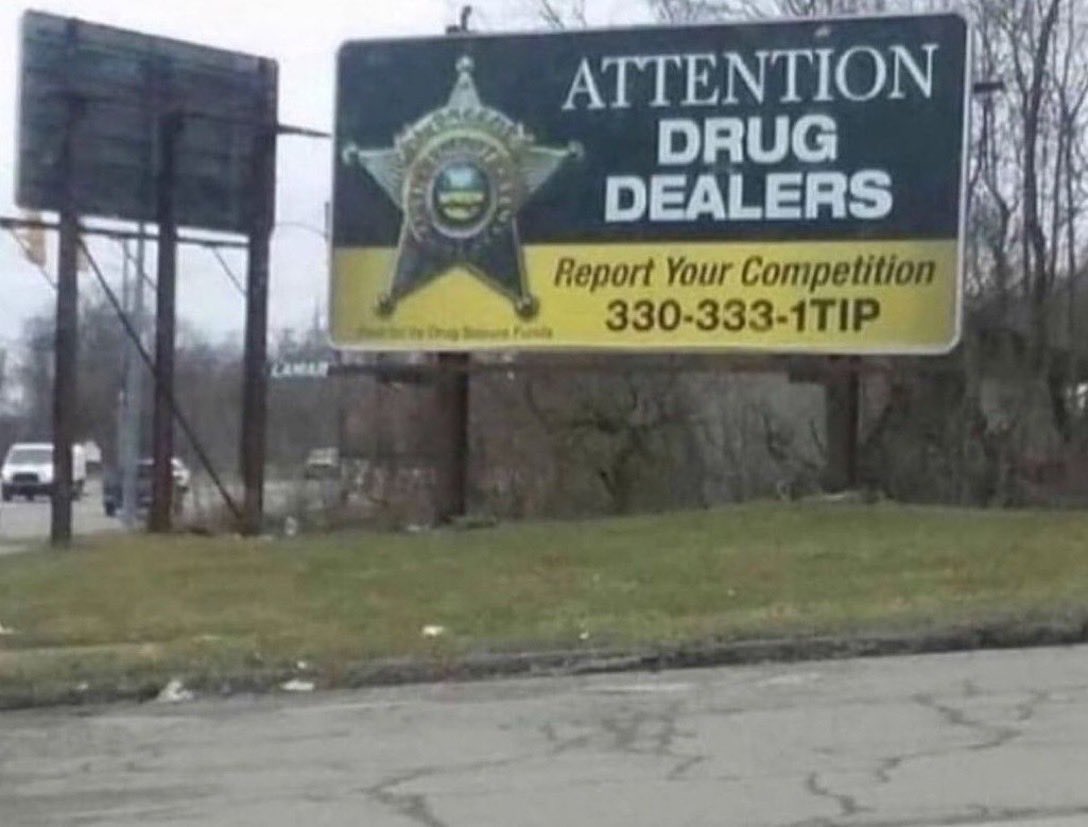 CaraMia200's tweet image. #USA #LawEnforcement becoming skilled at doing more with less resources. #HaveALaugh 😂🤣