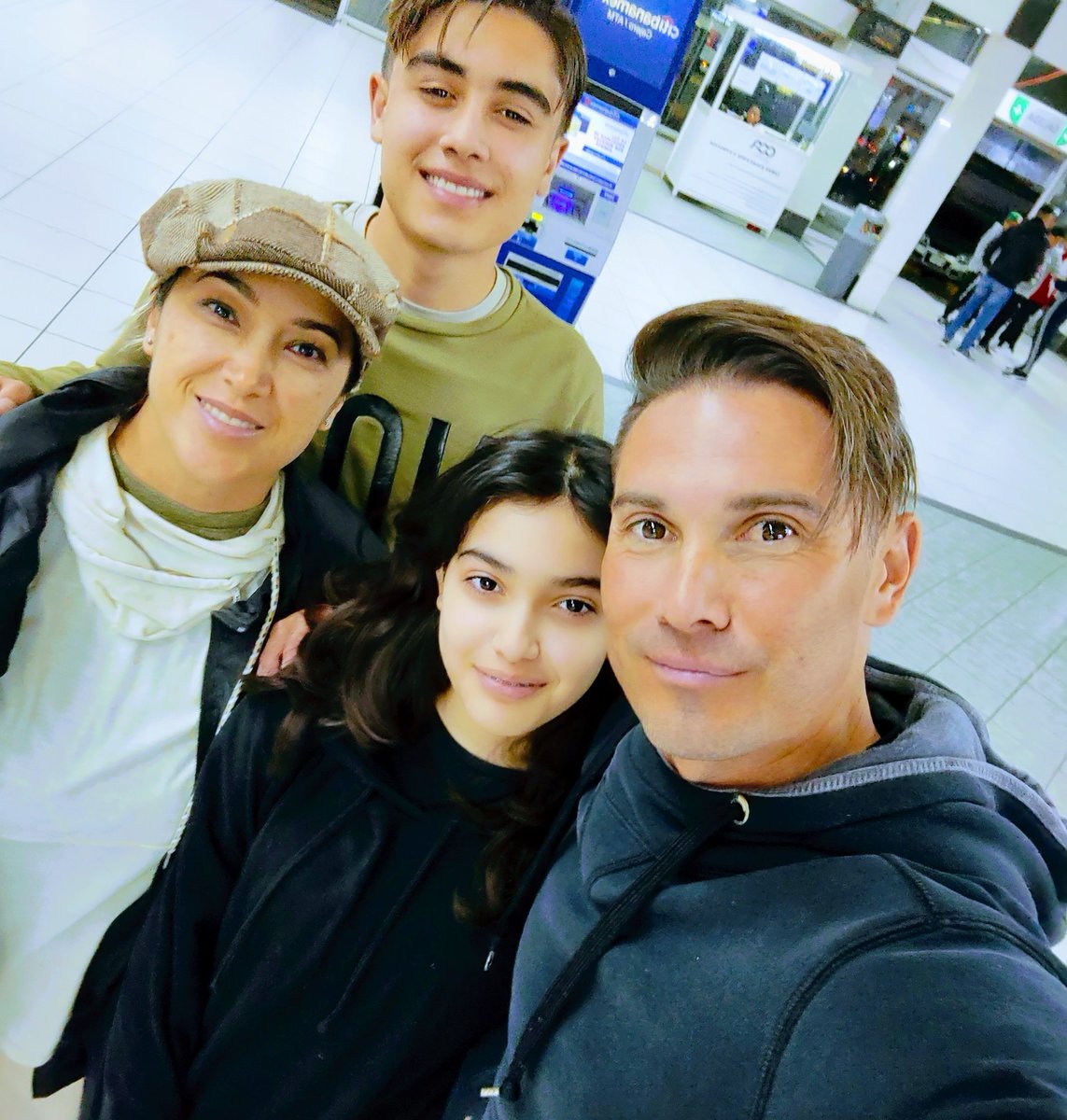 jessepalacios23's tweet photo. 🔛 Feliz 2024 ✅
Siempre de la mano de Dios...

Gracias familia por todo el apoyo/soporte
Infinitamente bendecido 🙏🏻

____________
Que sea un 2024 de bendición absoluta para todos ustedes 🙏🏻 https://t.co/q5n2Xq2JzV