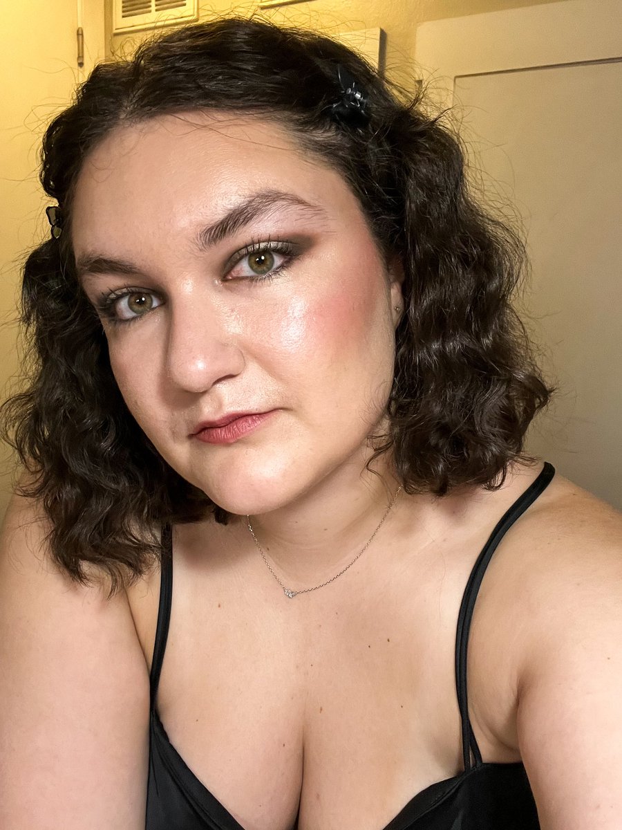 nsaklt's tweet photo. Me 1 black eyeshadow 0 https://t.co/qg7fvuBjm6