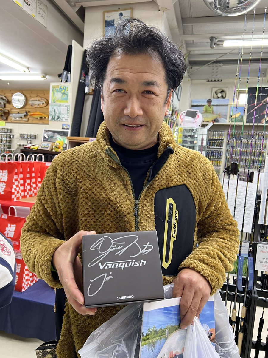 itakoturigu's tweet photo. 1〜3日までは5000円のお買い上げごとに引けるお正月クジをやっています😆
父が当たりを大量に入れたみたいで高級リールをバンバンお客様に持ってかれてます😢 https://t.co/UELpge1LqA