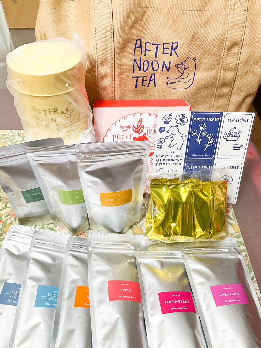 hondamoca's tweet photo. 2024年のAfternoon Tea（アフタヌーンティー）の
ニューイヤーズバックが届きました☺️❤️
私は今年は一万円の福袋を購入。

ドリンク、パスタチケットだけでも元がとれていると思います。
可愛い袋に入って紅茶もたくさんで、クッキーやチョコもあるので本当にお得だと思います✨おススメ出来るのでポストします✨

願わくば来年もこのクオリティを維持してくれますように！
争奪戦もまた頑張ります（笑）