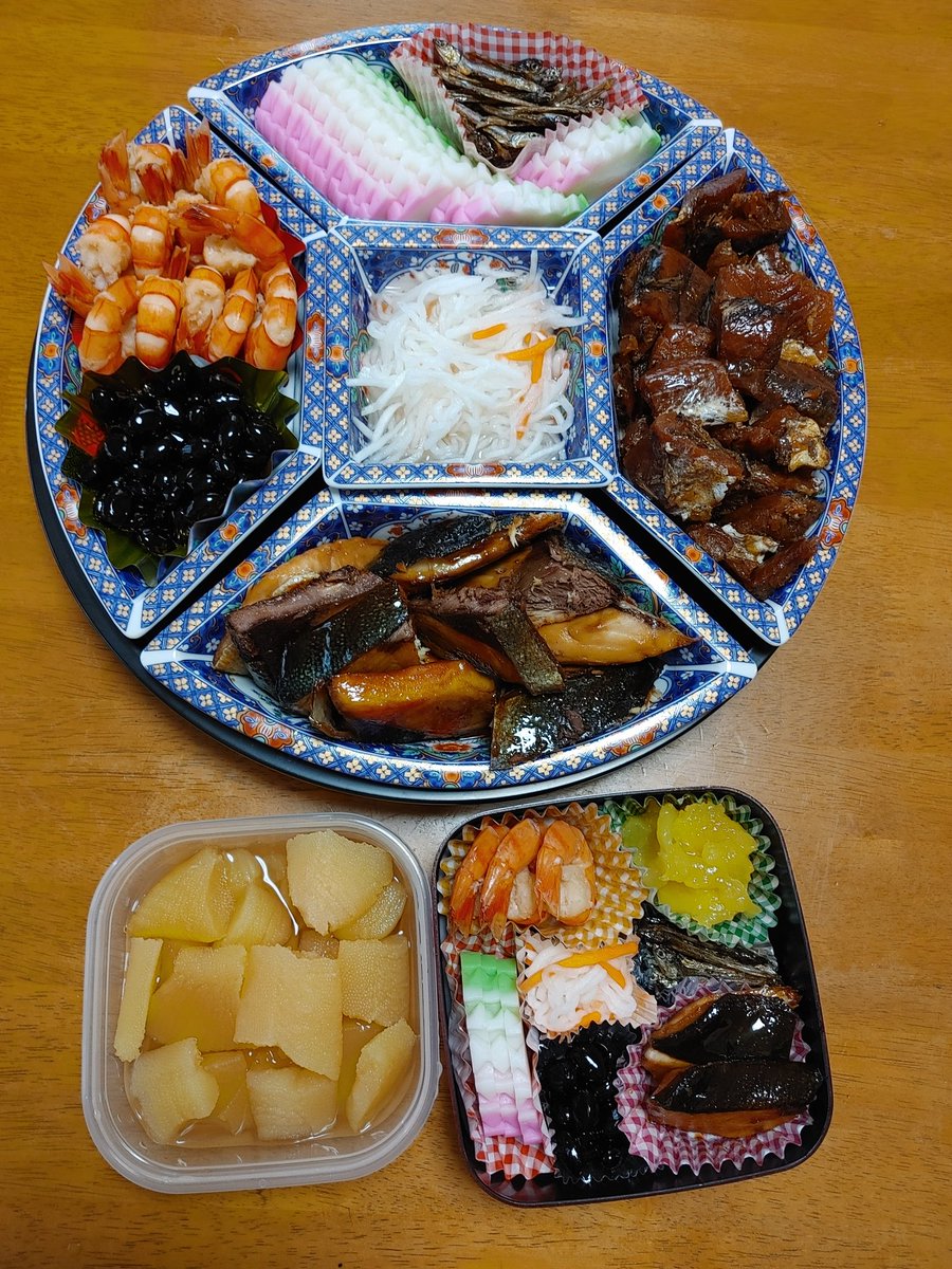 sakura_viola's tweet photo. 明けましておめでとうございます😌
色々と忙しく低浮上ですが、今年もよろしくお願いいたします😅

お節は年越し前になくなった(笑) https://t.co/ytmsCdqGBW