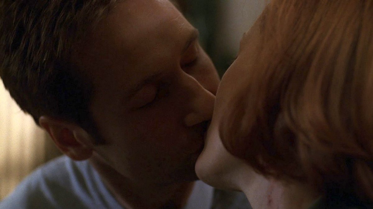 gaycrouton's tweet photo. It’s the 24th anniversary of Mulder and Scully’s first kiss 🥰 https://t.co/eDHf0zIqEl