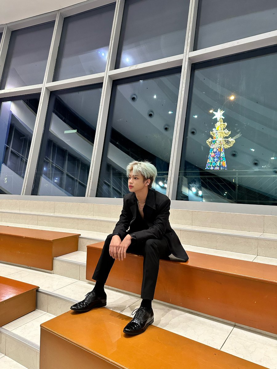 HORI7ON_twt's tweet photo. [🐯] Another year has ended and now we are set for a new start—YEAR 2024! I had a meaningful 2023 which will forever be carved in my heart. In this new year, a lot will surely change but I am hoping our ANCHORS will always stay the same 🤗 Were you able to start the new year with us through the countdown?! How was it, Anchors? 😊🎉🎇

#HORI7ON #호라이즌 #JEROMY #제로미