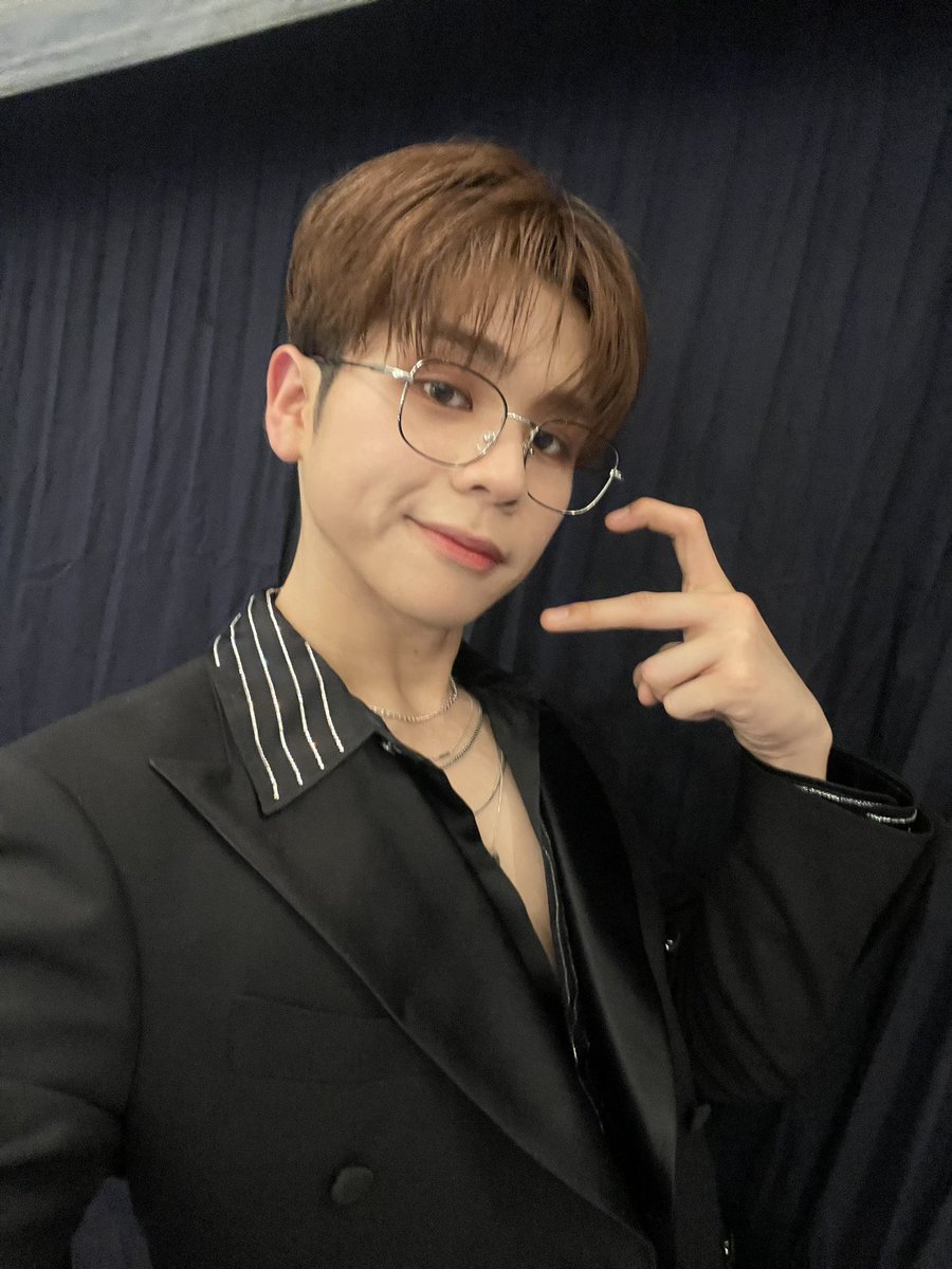 HORI7ON_twt's tweet photo. [🐲] HAPPY 2024! ended the year with you, starting it now with you~

manifesting the best for everyone this year. this year will be another good one for HORI7ON because i know our ANCHORS will be smiling alongside us again. ✨

(this is my year btw 🐲)

#HORI7ON #호라이즌 #VINCI #빈치