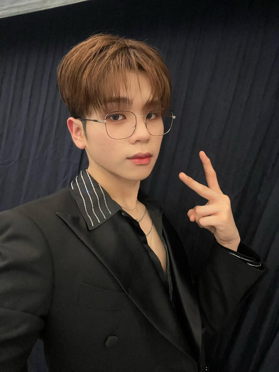HORI7ON_twt's tweet photo. [🐲] HAPPY 2024! ended the year with you, starting it now with you~

manifesting the best for everyone this year. this year will be another good one for HORI7ON because i know our ANCHORS will be smiling alongside us again. ✨

(this is my year btw 🐲)

#HORI7ON #호라이즌 #VINCI #빈치
