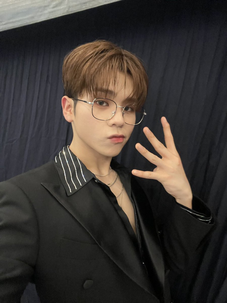 [🐲] HAPPY 2024! ended the year with you, starting it now with you~

manifesting the best for everyone this year. this year will be another good one for HORI7ON because i know our ANCHORS will be smiling alongside us again. ✨

(this is my year btw 🐲)

#HORI7ON #호라이즌 #VINCI