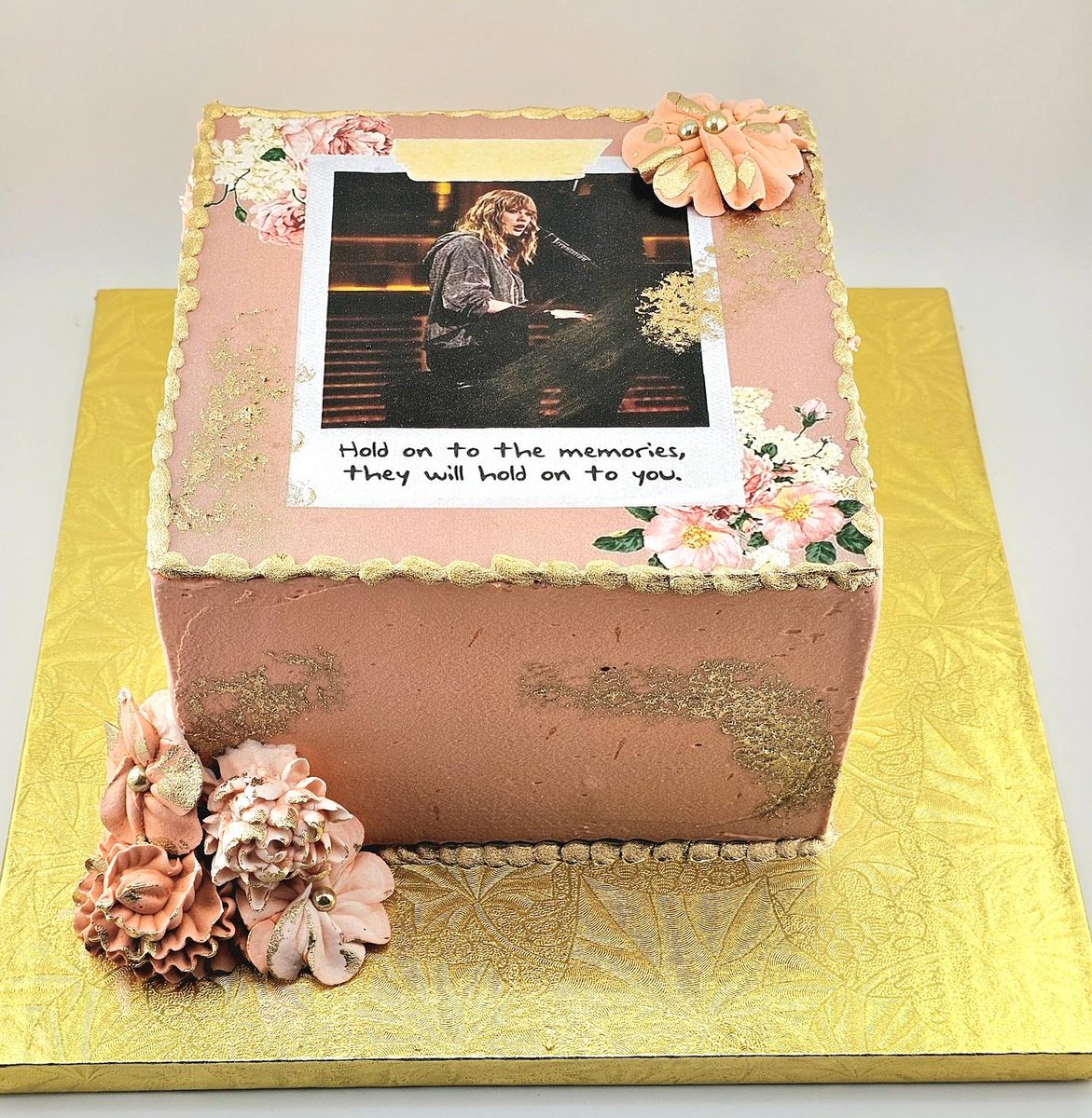 TheRustBetween's tweet photo. Look at this gorgeous cake from @deweysbakery in Winston-Salem, North Carolina. #TaylorSwift #NewYearsDay @taylorswift13 @taylornation13 https://t.co/zyMhaJibLk