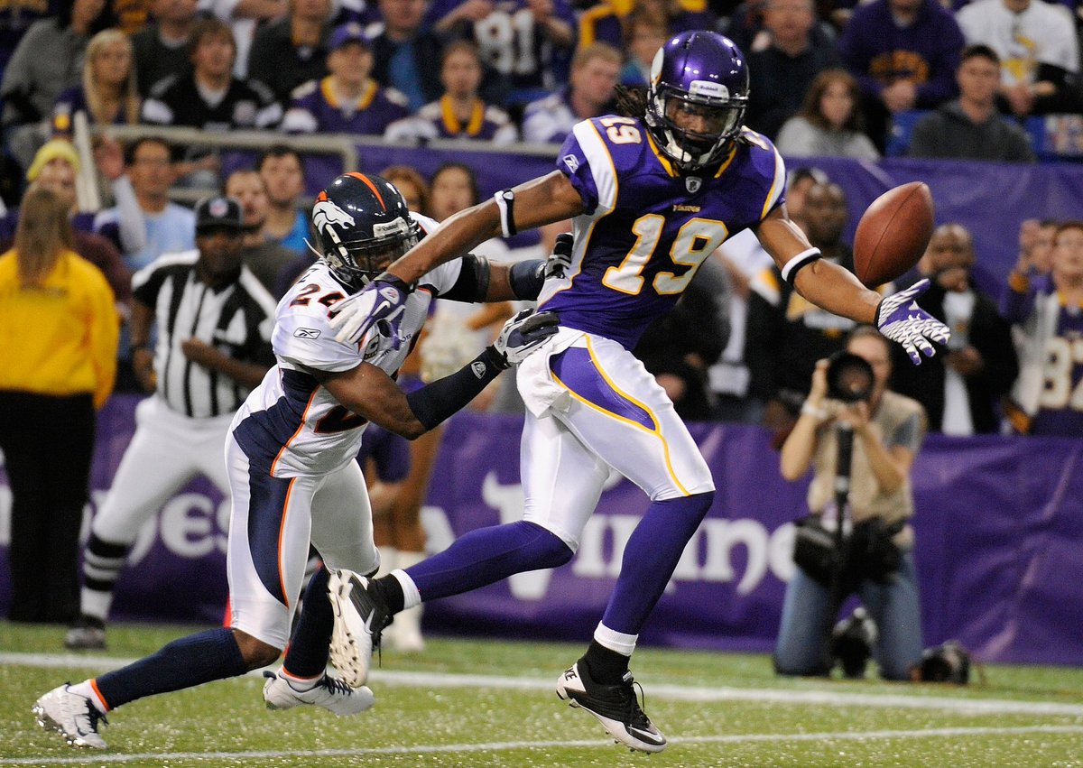 PurplePeoplePod's tweet photo. Gus Frerotte’s pass to Devin Aromashodu falls short and the Vikings turn over the football on downs. https://t.co/GjvmtgzXfF