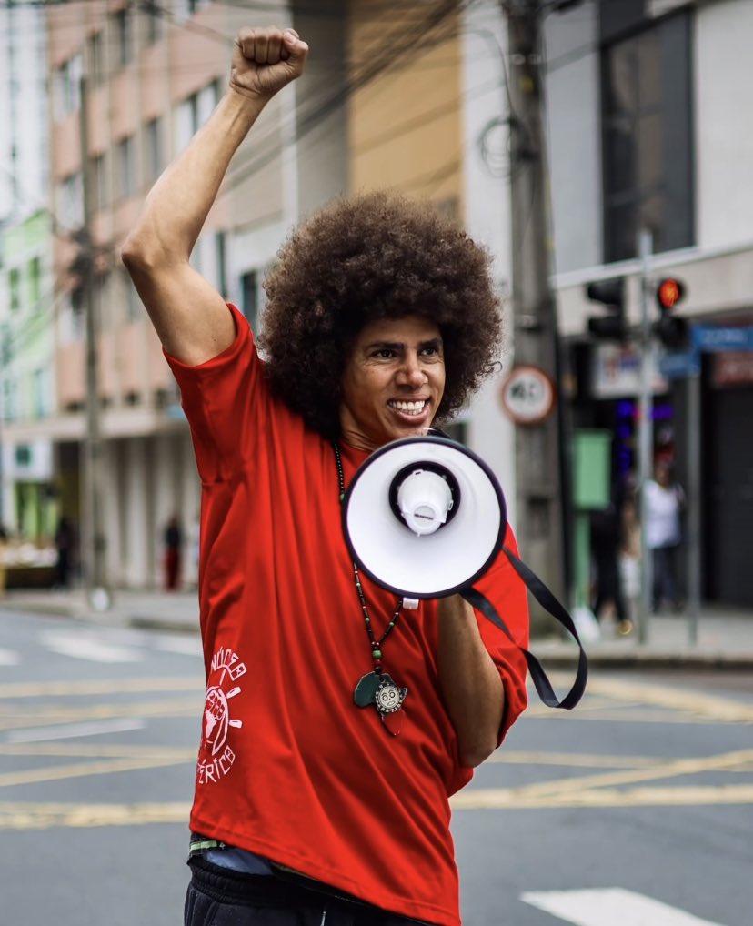 Ser feliz
não quer dizer que não devemos estar revoltados com as
coisas injustas
que estão ao nosso redor, muito pelo contrário, ter uma causa verdadeira é uma alegria que poucos podem ter.
Por isso, sorrir enquanto luta, é uma forma de confundir os inimigos.
#Feliz2024 🥂