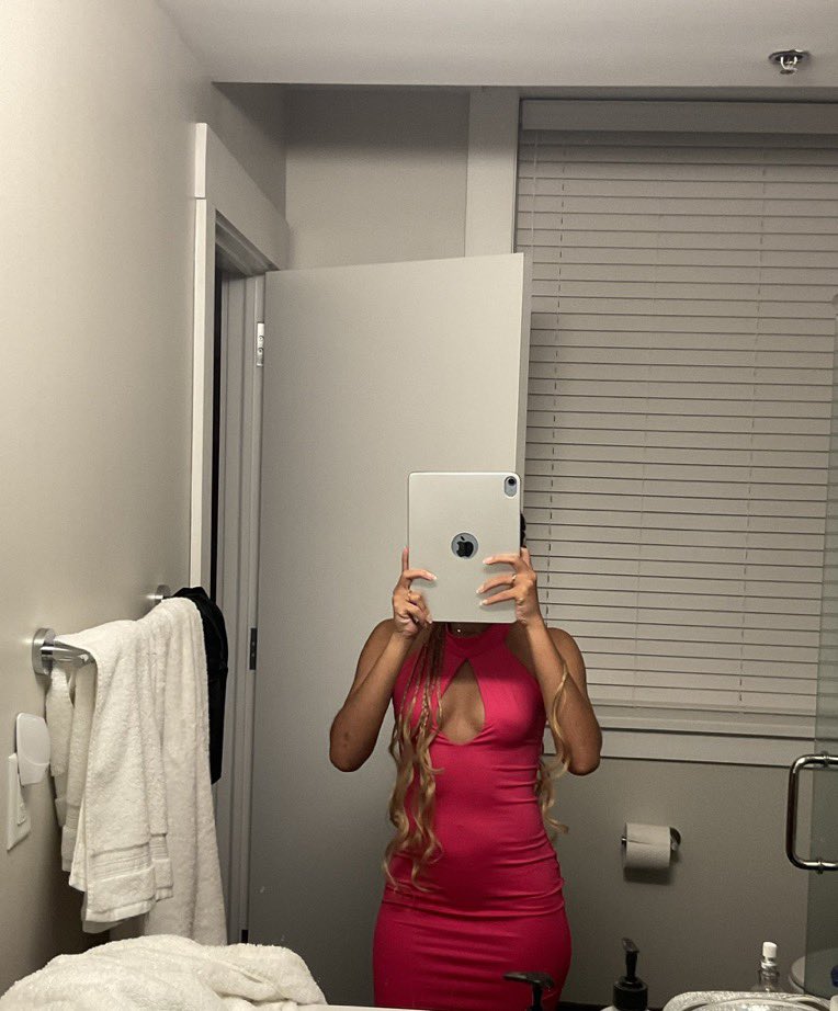 ahveemc's tweet photo. ipad selfies ftw!!! 🤭 https://t.co/qgkgwPyYTH