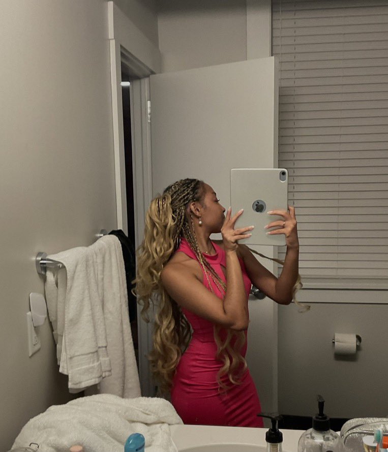 ahveemc's tweet photo. ipad selfies ftw!!! 🤭 https://t.co/qgkgwPyYTH