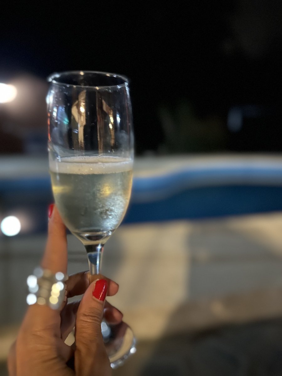 dra_rocks's tweet photo. Nada de salud, amor y paz 
Dólares, milanesas y pasajes en cuotas les deseo a todos ♥️ https://t.co/dM9e9Fkh9Y