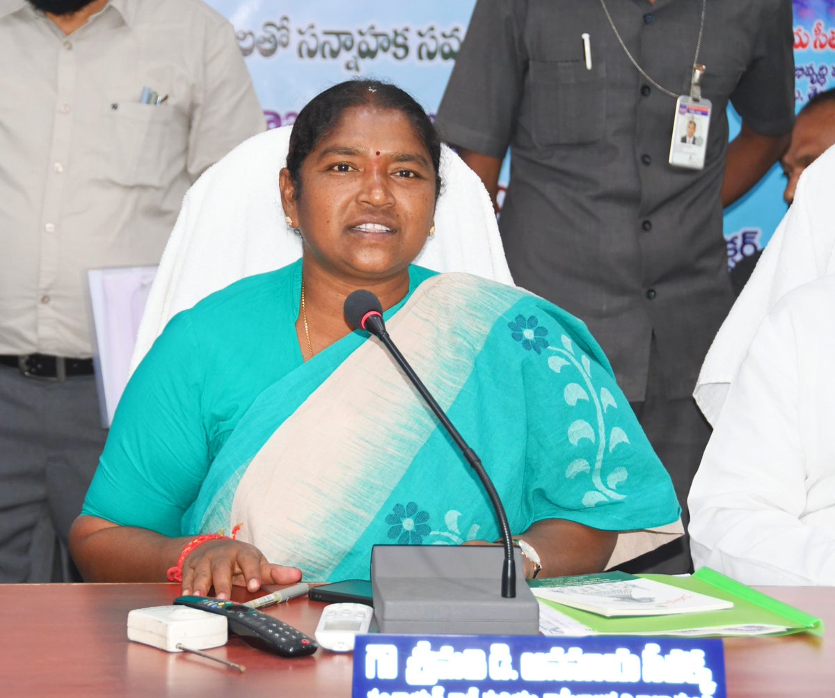 seethakkaMLA's tweet photo. సంవత్సరాలు వస్తూ పోతూ ఉంటాయి.. సంఖ్య మారుతూ ఉంటుంది. కానీ మీ ఆశయం సాధించిన రోజూ కాలం గుర్తు పెట్టుకుంటుంది. ఆ సంవత్సరం.. ఈ సంవత్సరమే కావాలని ఆశిస్తున్నా. Happy New Year

#HappyNewYear @RahulGandhi @priyankagandhi @revanth_anumula https://t.co/iwdJjtN1R9