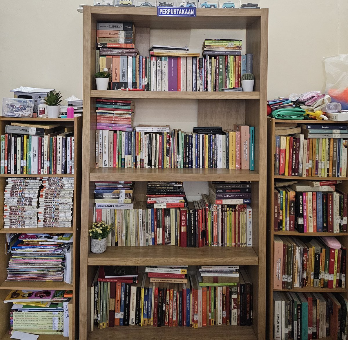 Selamat tahun baru. 

Berhubung rumah bacanya udah tutup, akunnya dipakai buat review buku saja ya. 
Semoga bisa tembus (setidaknya) 30 buku dalam satu tahun ini.