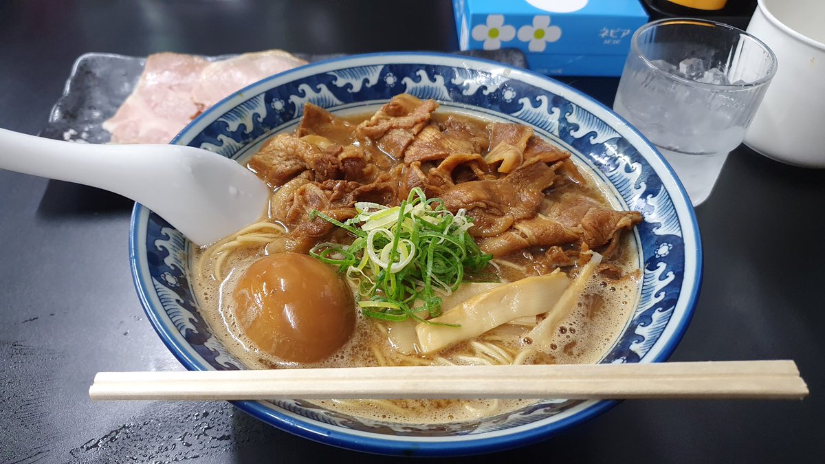 guro0516's tweet photo. 2023もお世話になりました
2024もよろしくお願いします
ちなみにこちらは世界で1番美味しいラーメン、王者-23のラーメンです。お納めください。 
#王者23 https://t.co/rTEaa9p38h