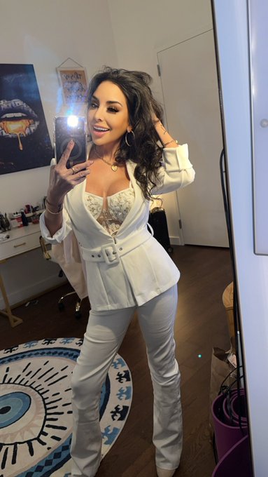 Happy new years babes https://t.co/Qv2sqCSHRw<a href="/tag/positivemindset"class="tags"><span>#positivemindset</span></a>