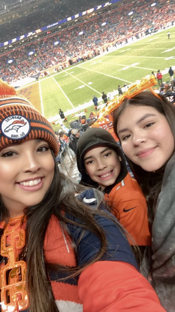 ohhgabbs's tweet photo. Happy New Year from my little crew🫶🏼💙🧡 #BroncosCountry #HappyNewYear2024 #coloradotrip https://t.co/yLx11yAvOo