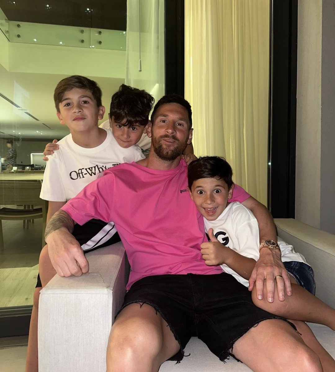 Así recibe Lionel el 2024. 🥂🐐