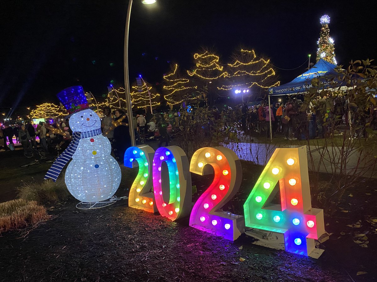 DanceNatH's tweet photo. Family Friendly NYE at Stuart Park in downtown Kelowna. Fireworks at 9pm. 🎇🎆🥳 #NYE2023 #newyearseve #downtownkelowna https://t.co/1roPR4pgCq