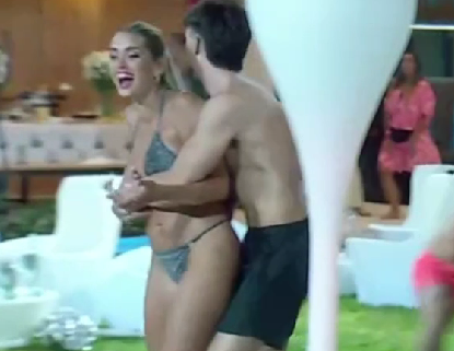 GHCLIPS23's tweet photo. El pajin y la otra que en cualquier momento el novio va ser gorreado mientras lo mira por tele #GranHermano https://t.co/jBF2nzAHcz