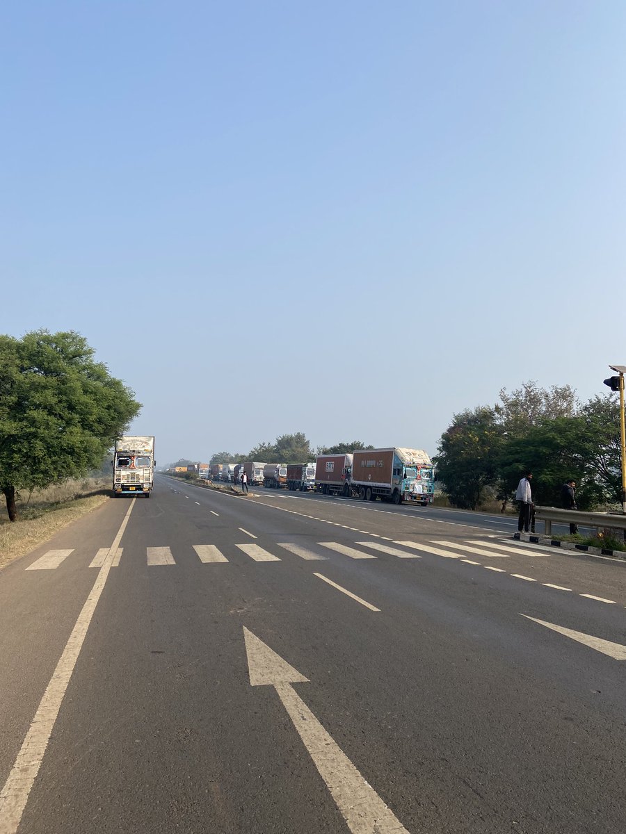 gprashant2005's tweet photo. @MORTHIndia @nitin_gadkari @NHAI_Official NH44 Traffic blocked 🚫 from both sides due to drivers agitation. At Gopalganj near Seoni. 
They are not allowing private cars with family and children to pass. We have a train to catch at Nagpur. 
Please help 🙏🙏🙏 https://t.co/wqXAtKRv59