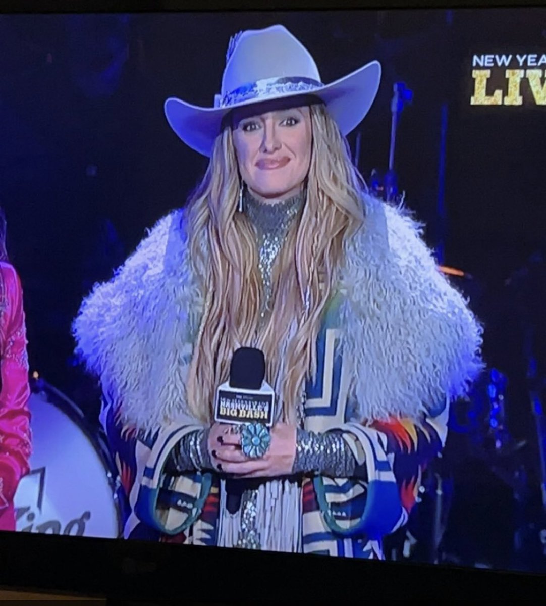 dparker1017's tweet photo. Who wore it better? #laineywilson https://t.co/mqhOOGqGpj