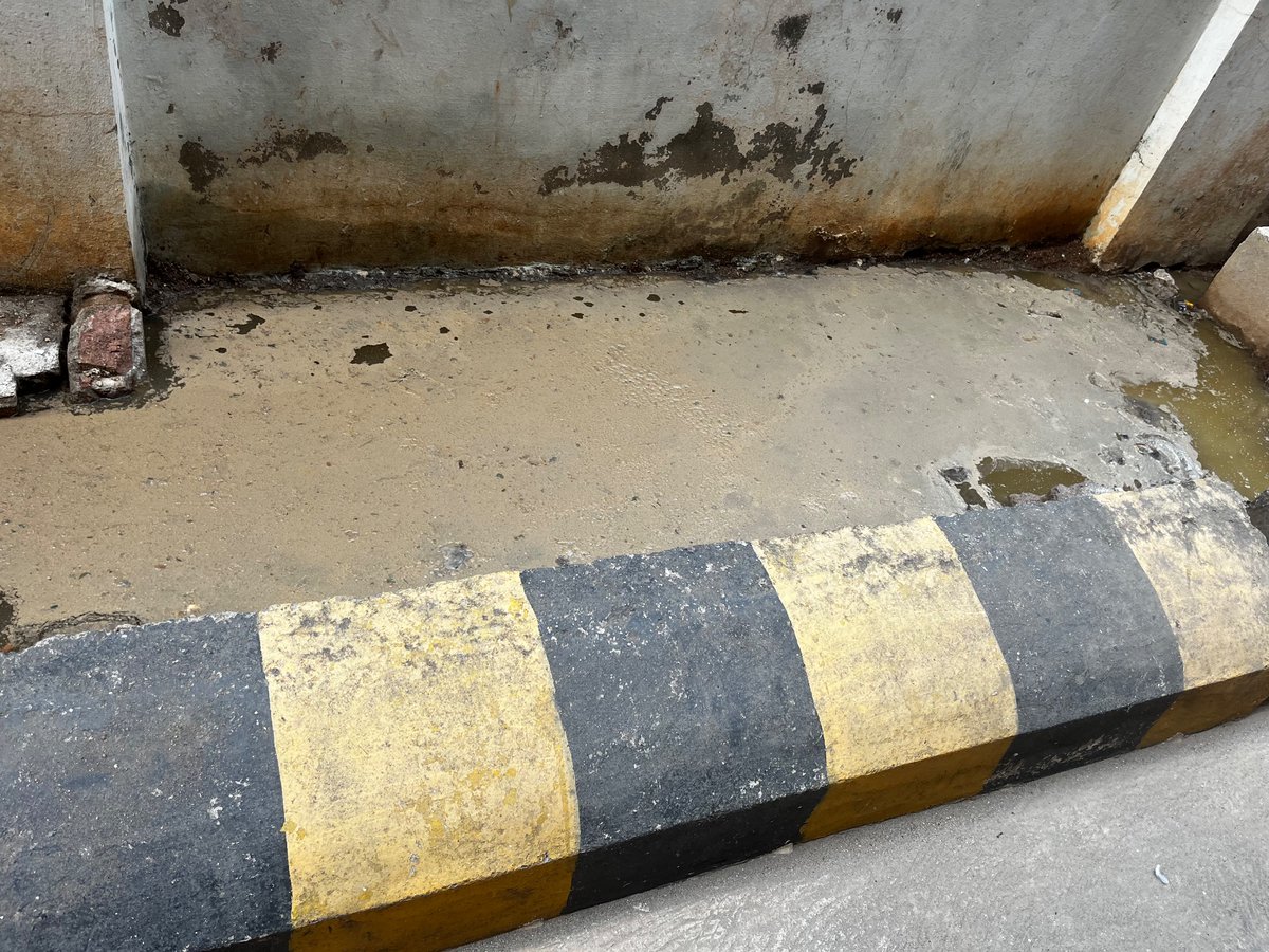 PMallavadhani's tweet photo. @HMWSSBOnline @hmwssbgmom05 @Hmwssbdgmchkgud @hmwssbmgrblngpl Earlier tickets were closed without resolving the problem. New tickets opened 4777, 4781. Please clear the blockage ASAP https://t.co/KDx9CtPxNC