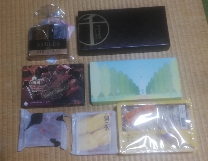 昨日のコミケでは
ブースに足を運んで下さり
ありがとうございました。😆
あといろいろと
差し入れなどして下さり
感謝いたします。🙏💦
これで三ヶ日は何とか...。
で、何のお返しもできませんでしたので
普段書き留めていた落書きをお返しとしてお渡しさせていただきました。😅 