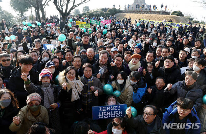iamtheonesks's tweet photo. 국민들에게 에워싸여 계신 모습이 이렇게 아름다울수가! https://t.co/qyuQ3uXKqO