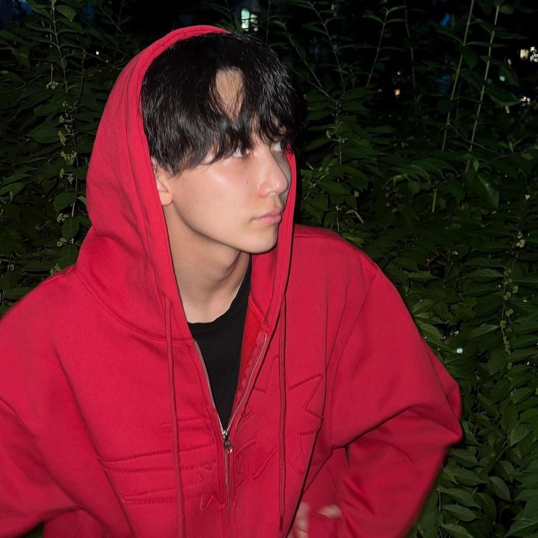 *⁠･⁠゜ﾟ⁠(⁠^⁠O⁠^⁠)⁠↝
Hi, I'm k8! I'm a #carat, and I'm looking for more interactive moots this new year! 🎊

- she 🇵🇭 ,01'
-not new to #stantwt✨
🎵: i stan mostly all #hybe artist (lessera,nwjns,txt,enha,bts, bnd,svt,frms9, also twice) 

♡+↻ is appreciated 🎀