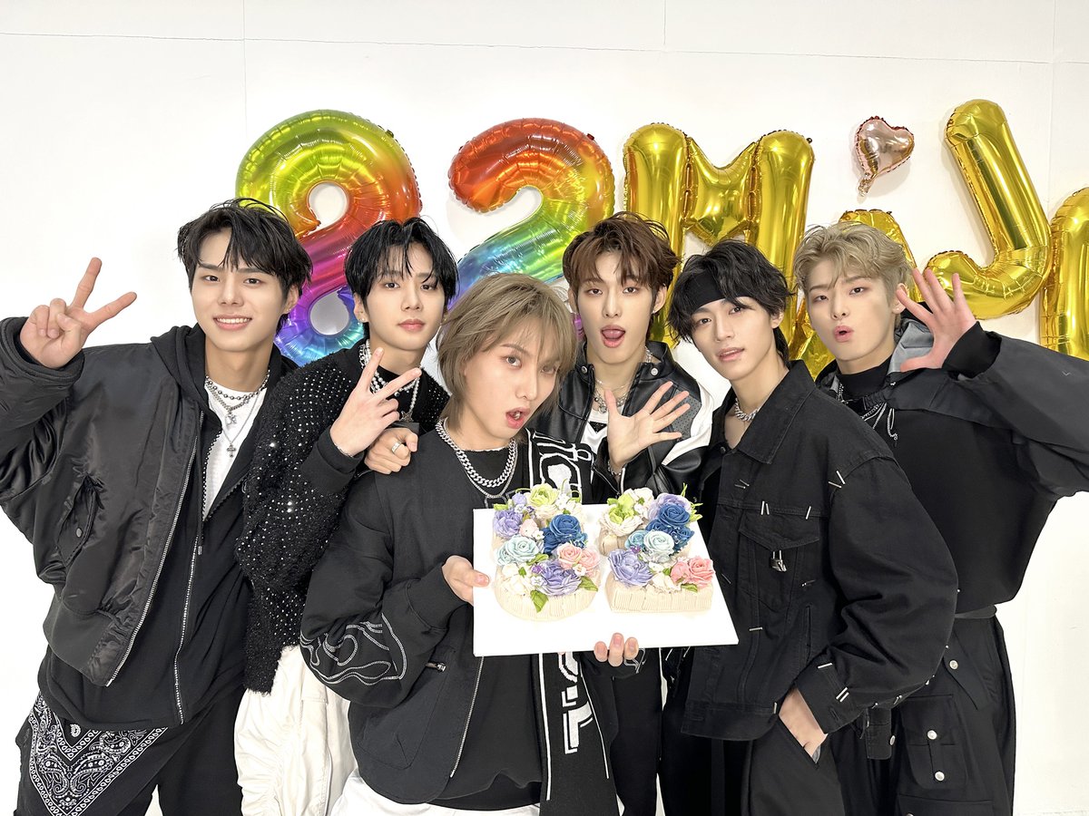 82MAJOR_231011's tweet photo. [📷]
#에이티투데이_231231

💙82MAJOR DAY💙

2023년 팬 여러분을 만나서 82일을 함께하며
한 해의 마지막까지 하루하루 특별하게 만들어주셔서 감사합니다!
2024년 1월 1일을 82+1일로 생각하며
새로운 마음으로 서로 더 많이 사랑해요💕

#82MAJOR #에이티투메이저
#82메이저_데뷔82일됐어요
#231231_82MAJOR_82DAY