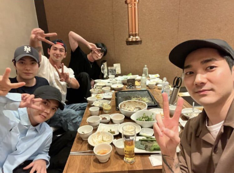 taeteetea's tweet photo. As a LOVE, NUEST reunion on a random day was the best thing that happened in 2023 https://t.co/BQSeVQ5Krv